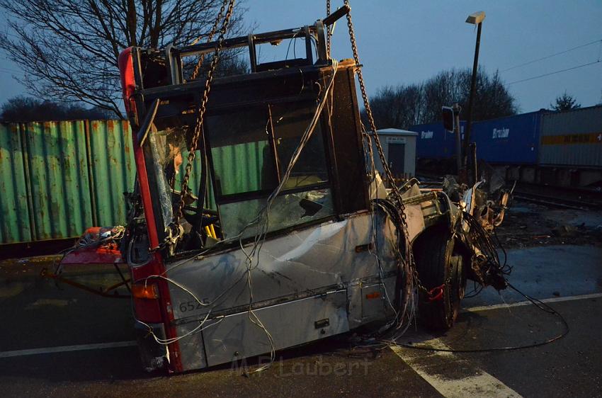 Schwerer VU Bus Zug Düsseldorf P545.JPG